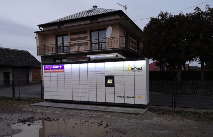 Paczkomat TJN02M Przy wjeździe do Trojanowic