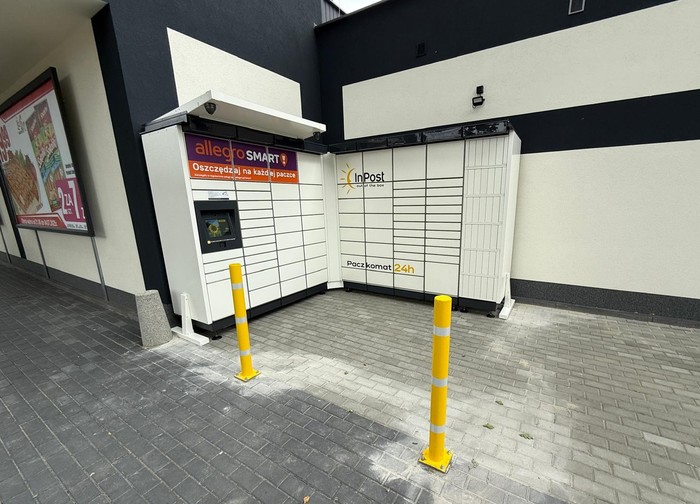 Paczkomat TKI02M parking przed sklepem