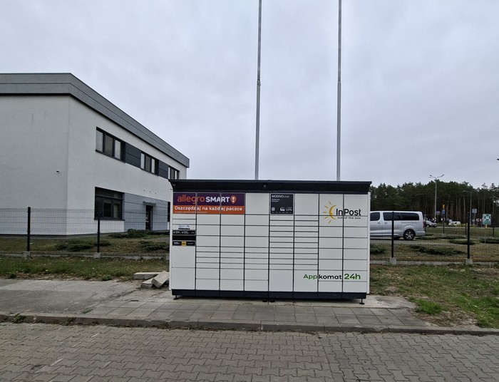 Paczkomat TLA01BAPP Na terenie CH Trenów, przy sklepie Rossmann