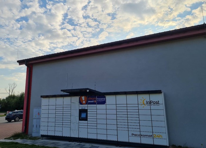 Paczkomat TLU02M Przy Api Market, po prawej stronie budynku