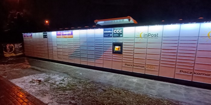 Paczkomat TLU03M Na posesji, obok Kolejowej 46, za skrzyżowaniem Kolejowej/Poniatowskiego