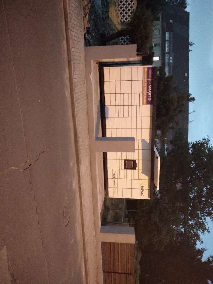 Paczkomat TMO01M przy terenie prywatnym