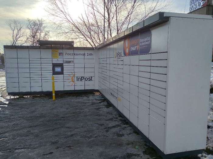 Paczkomat TMS01M Na parkingu przy supermarkecie Netto