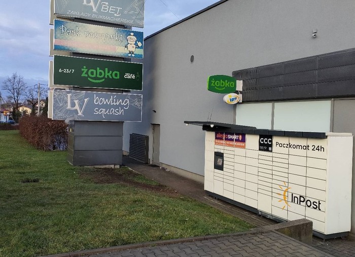 Paczkomat TMS02M Na parkingu przy Galerii Bulwary