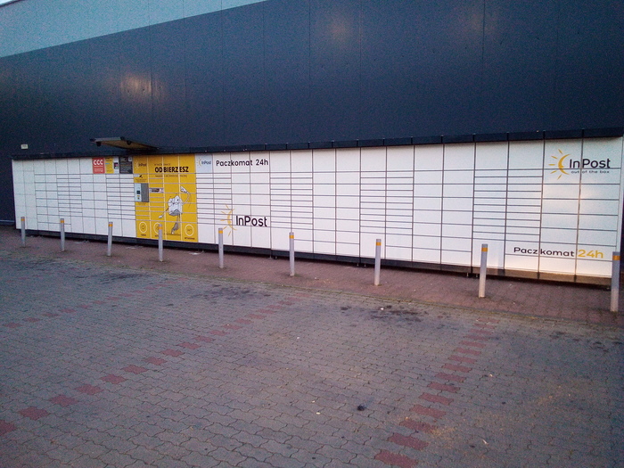 Paczkomat TMS03N Na parkingu przy markecie Carrefour