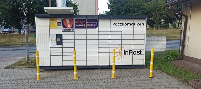 Paczkomat TMS04N Na stacji LPG D&D, na końcu parkingu