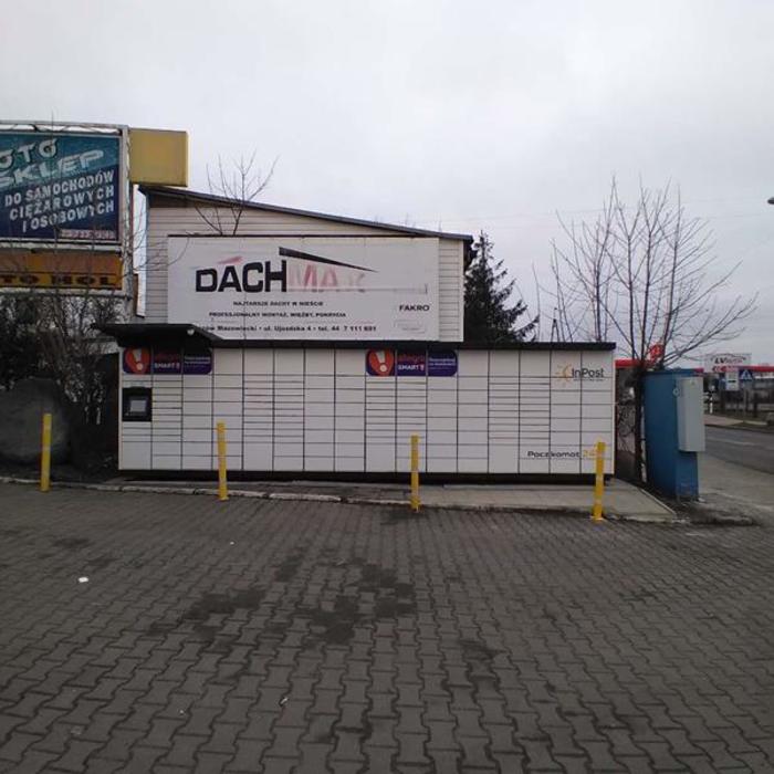 Paczkomat TMS10M Na parkingu przy sklepie motoryzacyjnym
