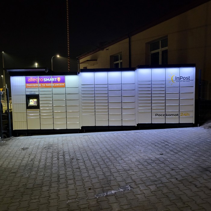 Paczkomat TMS17M Na parkingu przy OSP Białobrzegi