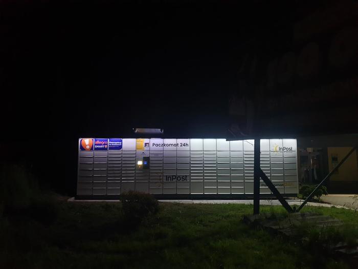 Поштомат TOM01N Przy wejściu do sklepu Delikatesy Centrum