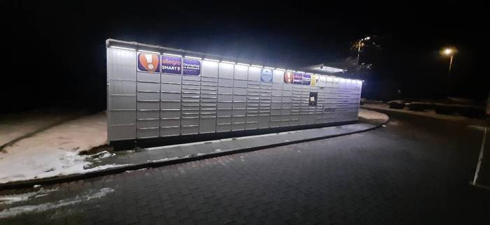 Paczkomat TOO01M Po prawej stronie od wejścia do sklepu Tomi Markt