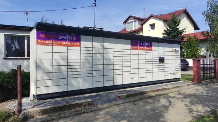 Paczkomat TOR01BAPP Naprzeciwko pasażu handlowego