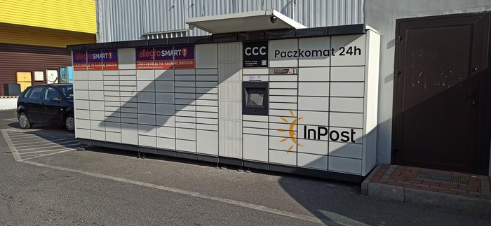 Paczkomat TOR01M Na parkingu przy administracji SM Rubinkowo