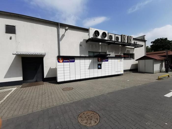 Paczkomat TOR11M na parkingu Polomarketu