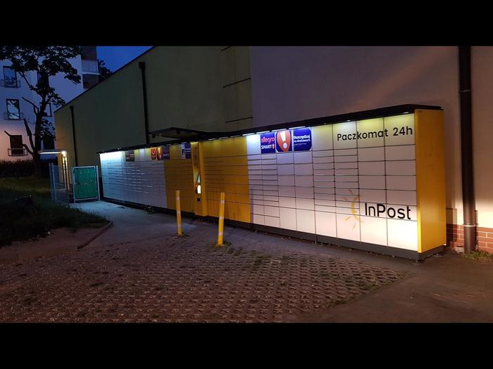 Paczkomat TOR12A Przy markecie Biedronka