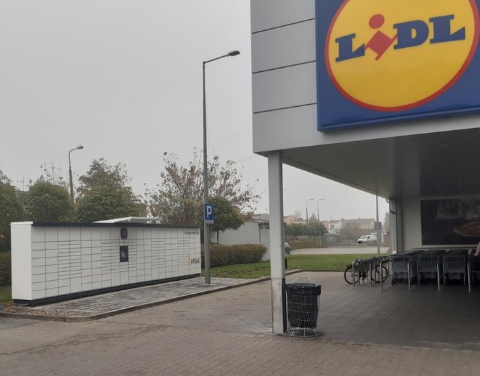 Paczkomat TOR13M Po lewej stronie od wejścia do Lidla