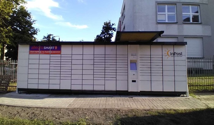 Paczkomat TOR15A Przy parkingu UMK na skrzyżowaniu ulicy Fredry i Krasińskiego