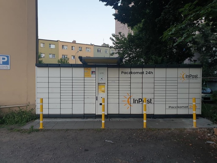 Paczkomat TOR16A Na parkingu przy parking CUK
