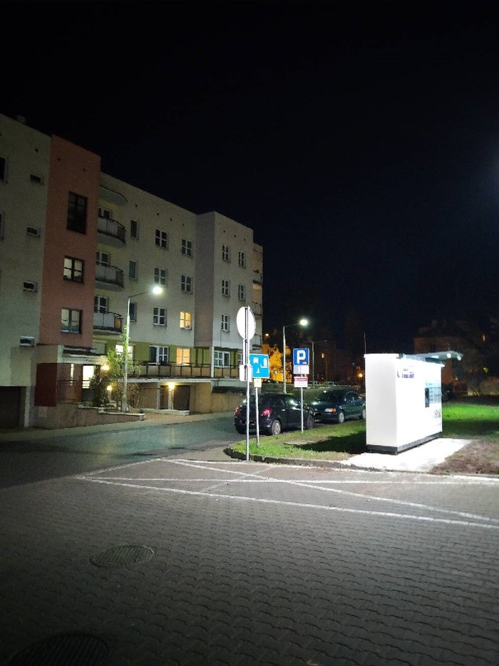 Paczkomat TOR18M Na parkingu