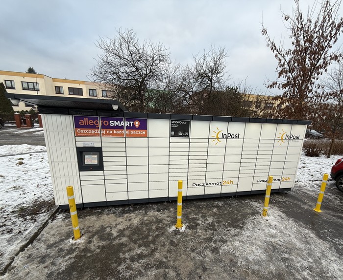 Paczkomat TOR21M Na parkingu sklepu Torimpex