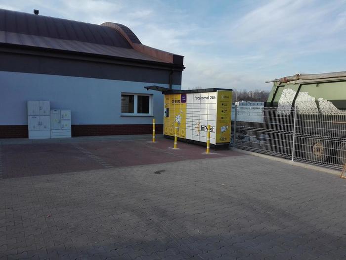 Paczkomat TOR30N parking Pasażu Cegielnia przy salonie fryzjerskim i gabinecie fizjoterapii