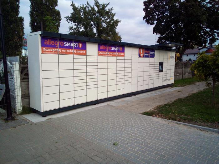 Paczkomat TOR32M Na parkingu