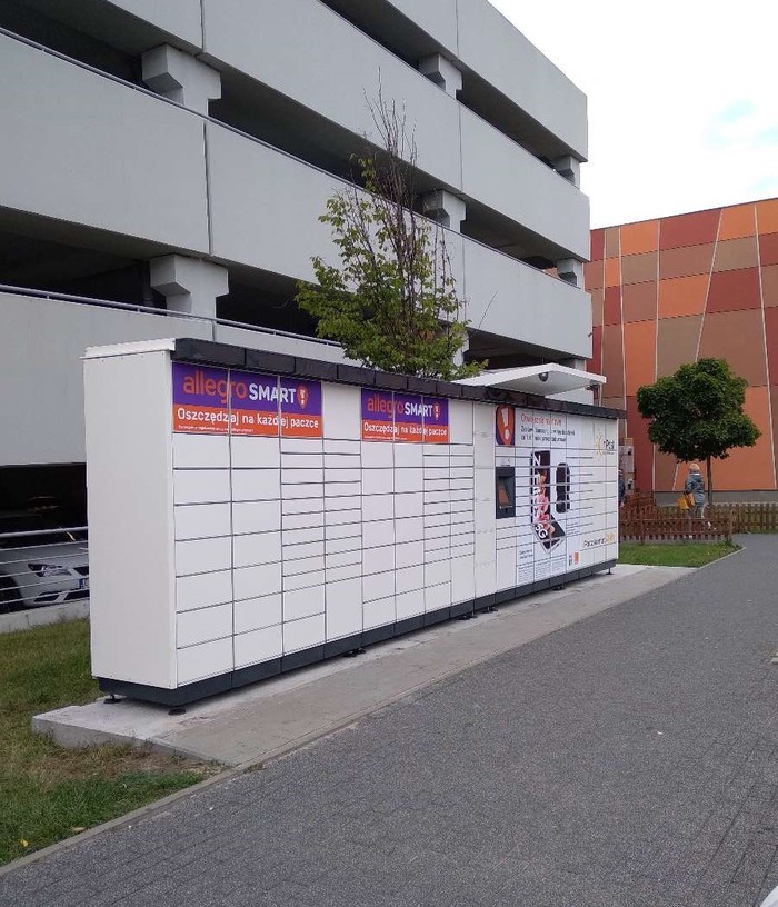 Paczkomat TOR34M na parkingu Toruń Plaza