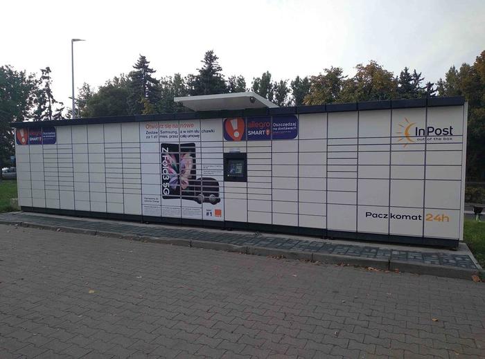Paczkomat TOR43M na parkingu Polomarket