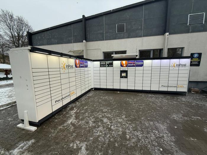 Paczkomat TOR44M na parkingu Polomarket