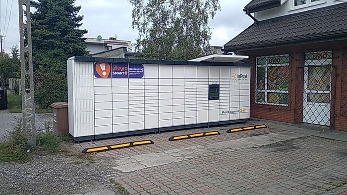 Parcel Locker TOR45M obok sklepu Livio