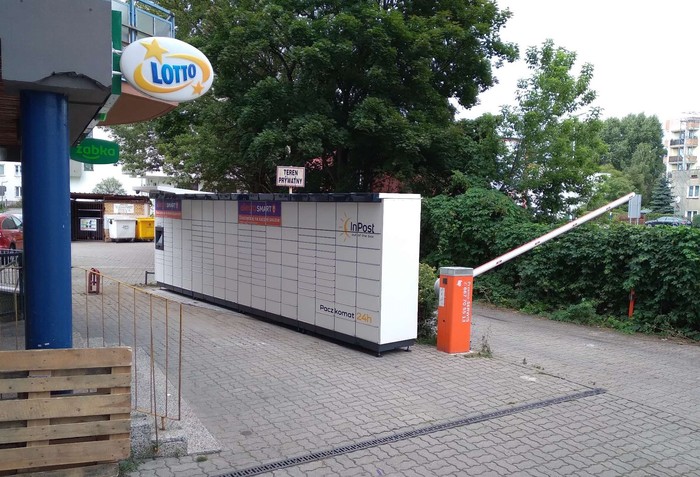 Paczkomat TOR50M obok Żabki