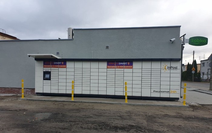 Parcel Locker TOR53M na parkingu sklepu