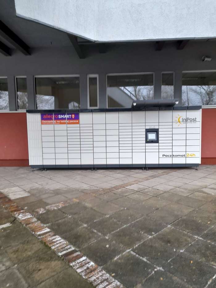 Paczkomat TOR56M pod arkadami budynku od ulicy Osmańskiego