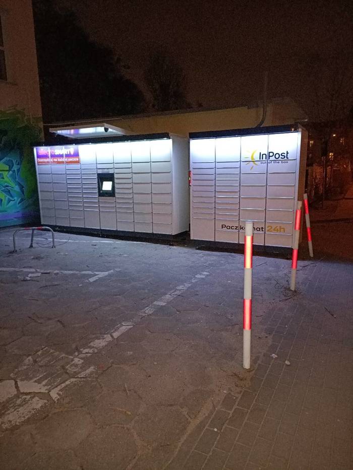 Paczkomat TOR59M przy parkingu od ulicy