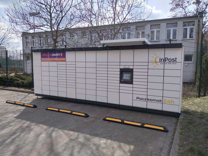 Paczkomat TOR65M Parking przed budynkiem Mosir