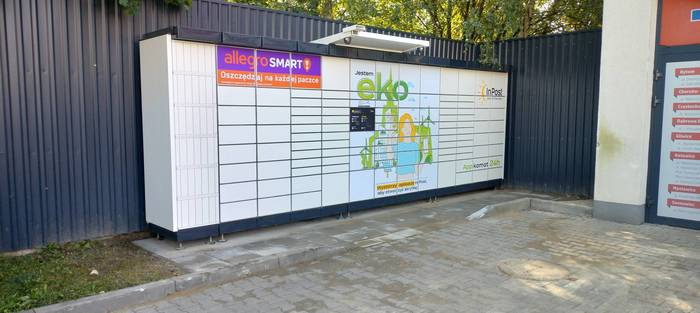Paczkomat TOS01APP na parkingu sklepu