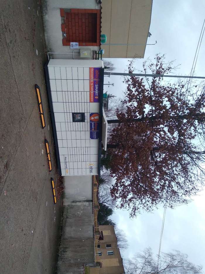 Parcel Locker TOZ01M na parkingu restauracji