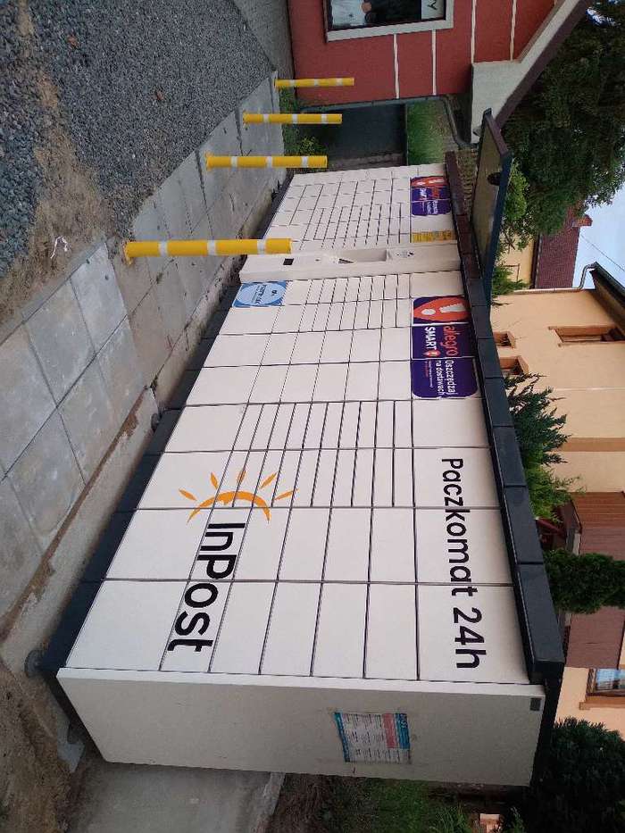 Paczkomat TOZ02A Przy sklepie odzieżowym i Doner Kebab
