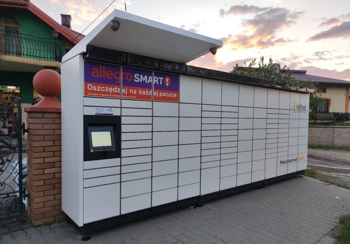 Paczkomat TPO01M Na parkingu przy sklepie ABC