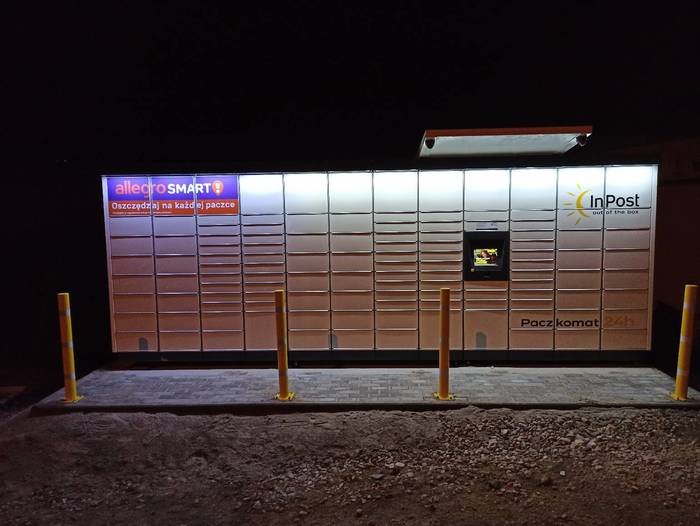 Paczkomat TPY01M przy księgarni Mangarium