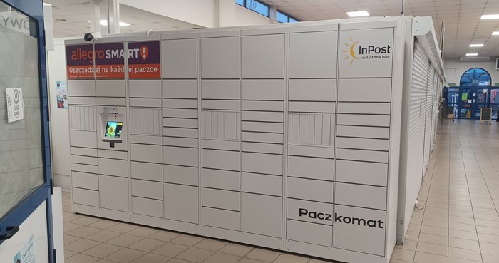 Paczkomat TRA01HP W głównym holu Hali Targowej