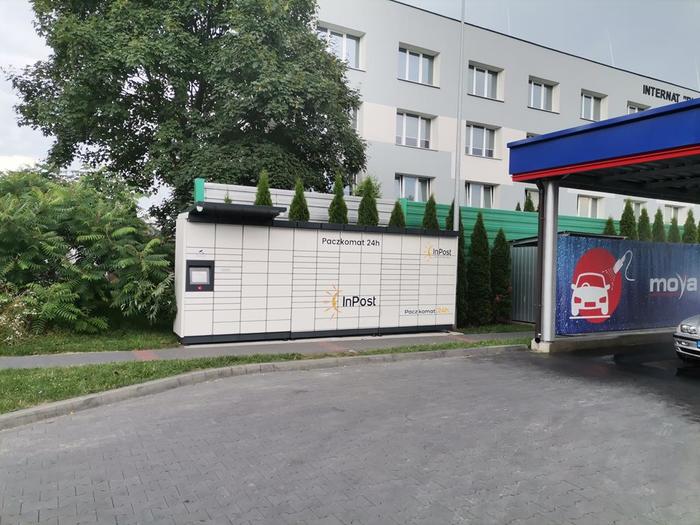 Paczkomat TRA02M Obok myjni na Stacji Paliw MOYA