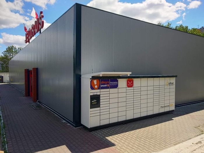 Paczkomat TRA05M Boczna ściana domu Handlowego Jędruś
