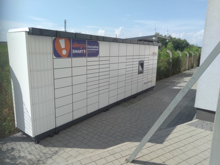 Paczkomat TRA13M Z lewej strony przy przystanku autobusowym