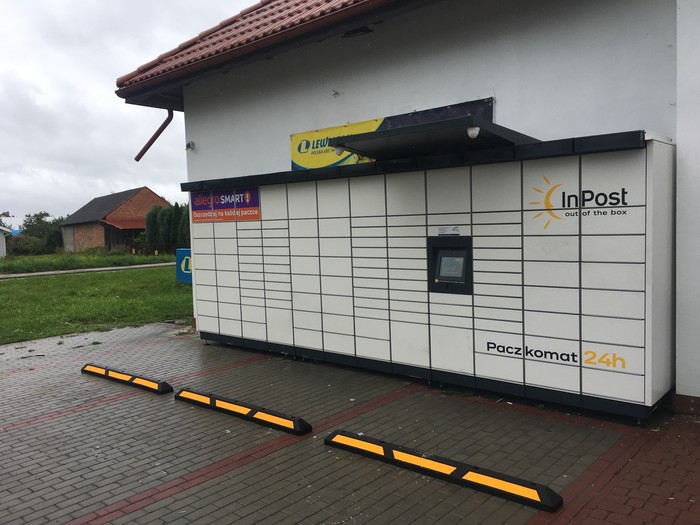 Paczkomat TRA16M Przy sklepie