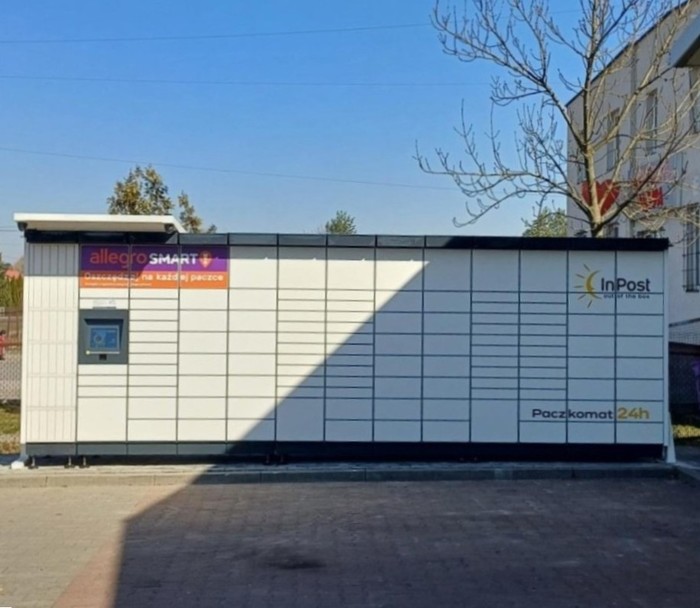 Paczkomat TRA21M Przy parkingu