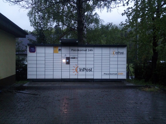 Поштомат TRG01N Na parkingu przy sklepie Wizan