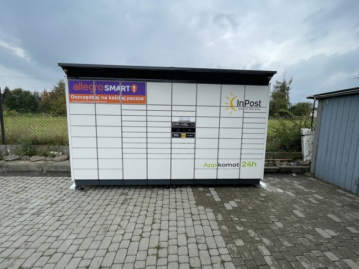 Paczkomat TRK01BAPP Przy sklepie Delikatesy Centrum