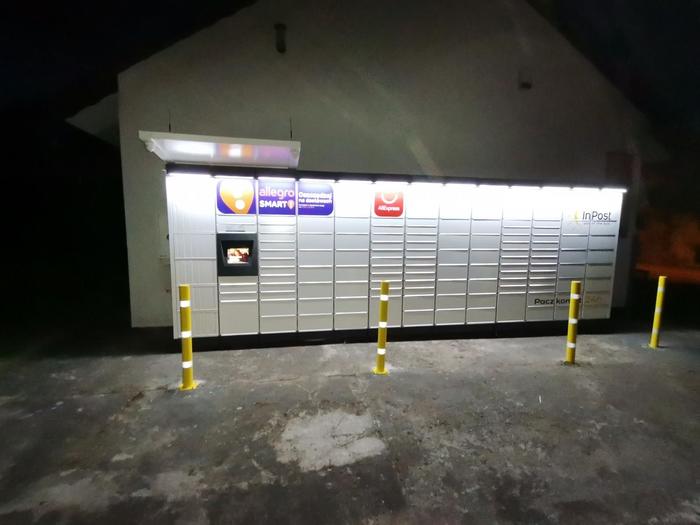 Paczkomat TRL01M na parkingu obok sklepu