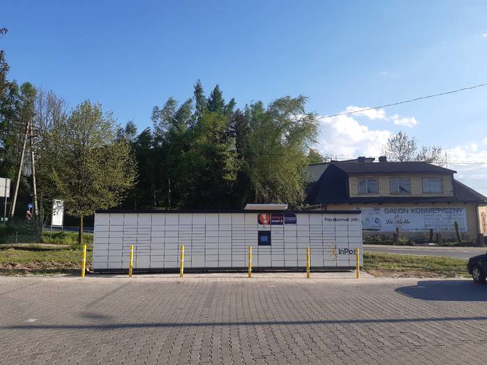 Paczkomat TRM01M Na parkingu przed sklepem Żabka