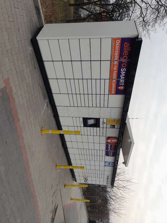 Paczkomat TRN01M Po lewej stronie od wejścia do sklepu Pepco